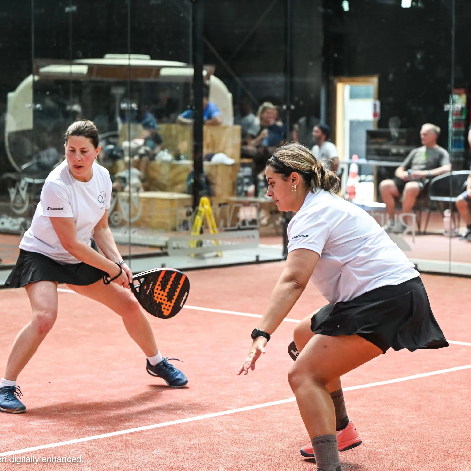 Two padel players ready for the return at the net